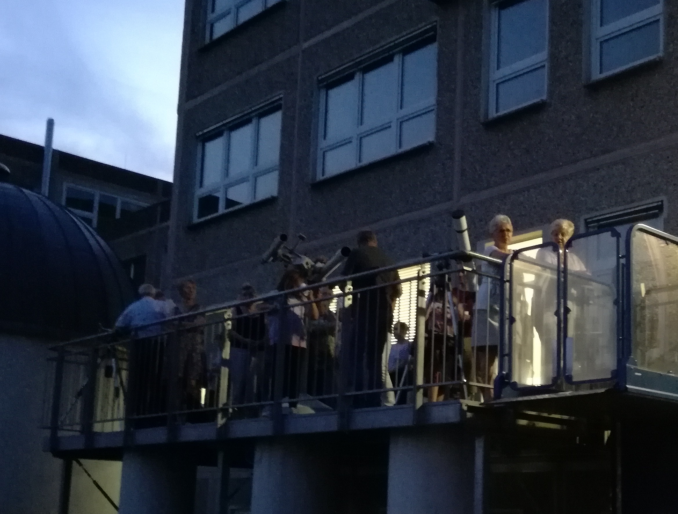 Besucher auf der Beobachtungsplattform